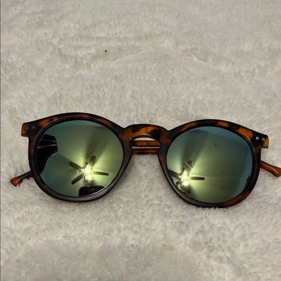 Stylish Tortoise Shell Sunglasses for Men - Picture 3 of 4